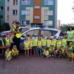 Policjanci rozmawiają z dziećmi o bezpieczeństwie…