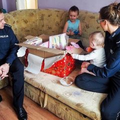 Świąteczna paczka od policjantów…