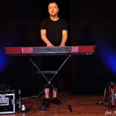 Czesław Śpiewa Solo Act