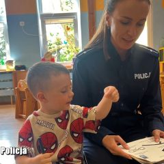 Mama policjantka czyta dzieciom