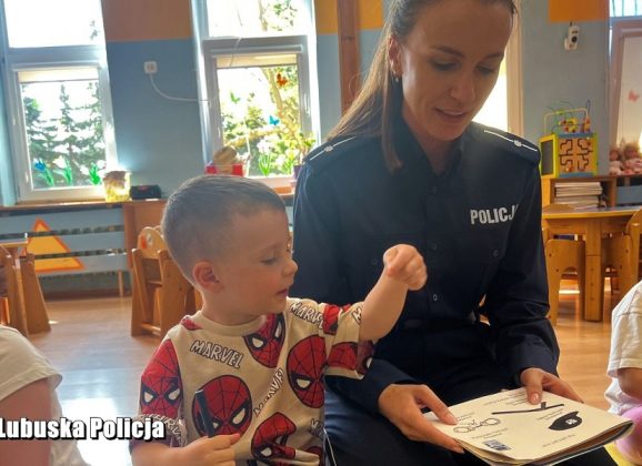 Mama policjantka czyta dzieciom