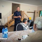 Policjanci w trosce o bezpieczeństwo seniorów