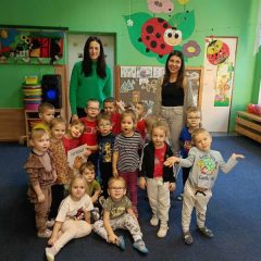 Czytanie na przedszkolnym dywanie