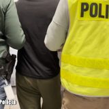 Pijany kierowca uderzył w ogrodzenie i uciekł.