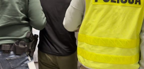 Pijany kierowca uderzył w ogrodzenie i uciekł.